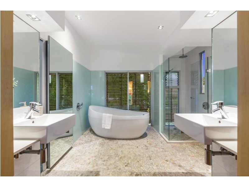 18 Wellington Street, Manly QLD 4179