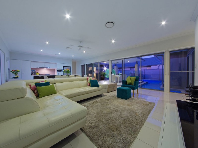 6 Thomson Place, Wakerley QLD 4154