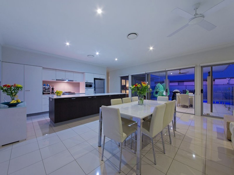 6 Thomson Place, Wakerley QLD 4154