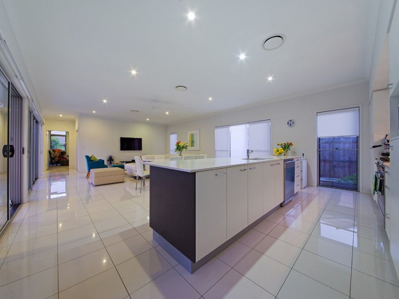 6 Thomson Place, Wakerley QLD 4154