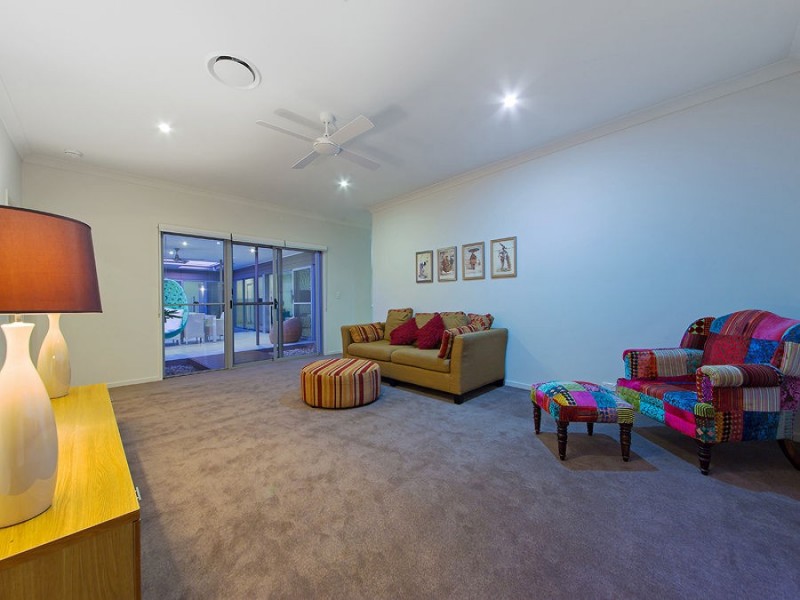 6 Thomson Place, Wakerley QLD 4154