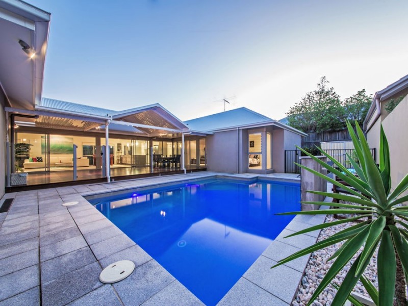 8 Watervale Pde, Wakerley QLD 4154