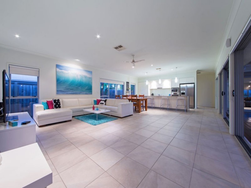 8 Watervale Pde, Wakerley QLD 4154