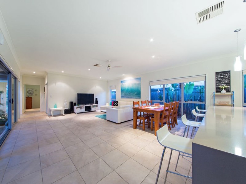 8 Watervale Pde, Wakerley QLD 4154