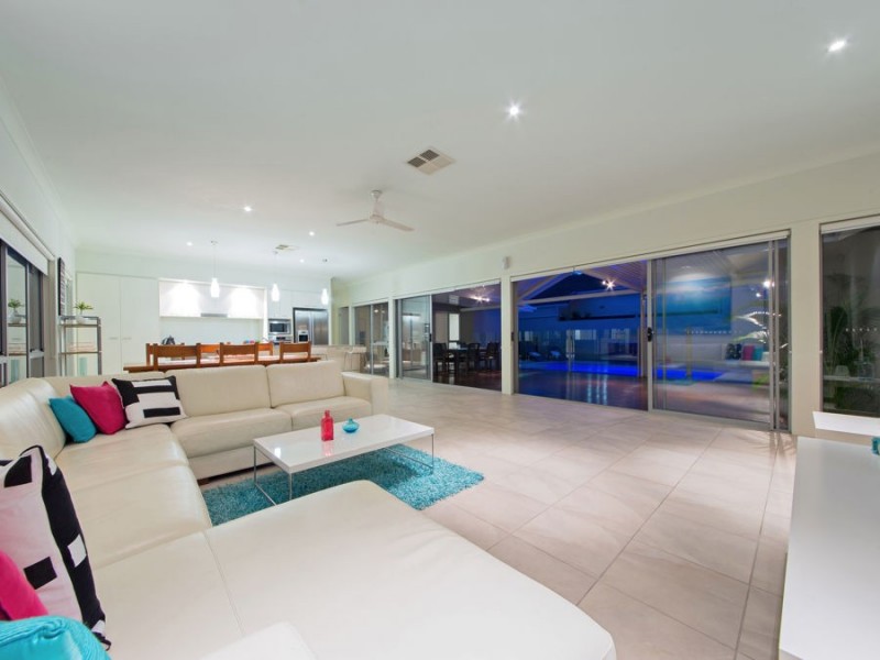 8 Watervale Pde, Wakerley QLD 4154