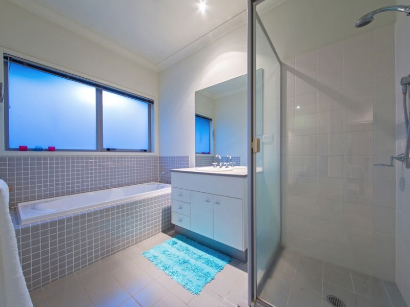 8 Watervale Pde, Wakerley QLD 4154