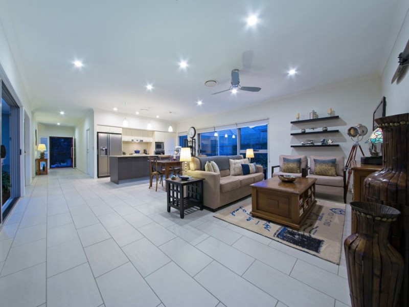 11 Esk Cres, Wakerley QLD 4154