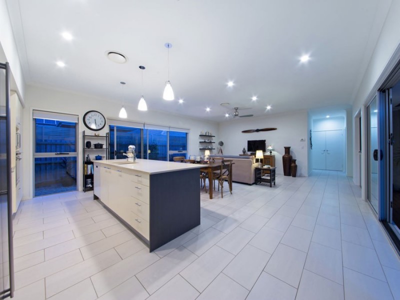 11 Esk Cres, Wakerley QLD 4154