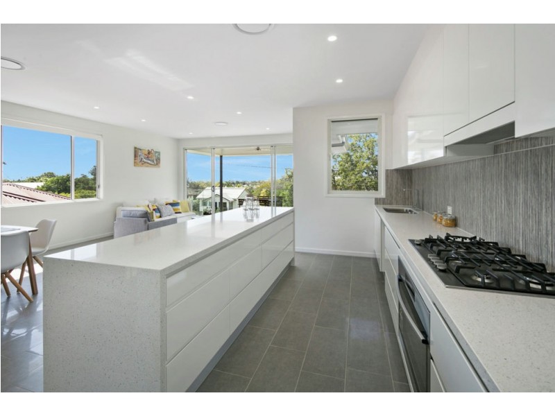 6 Kitchener St, Wynnum QLD 4178