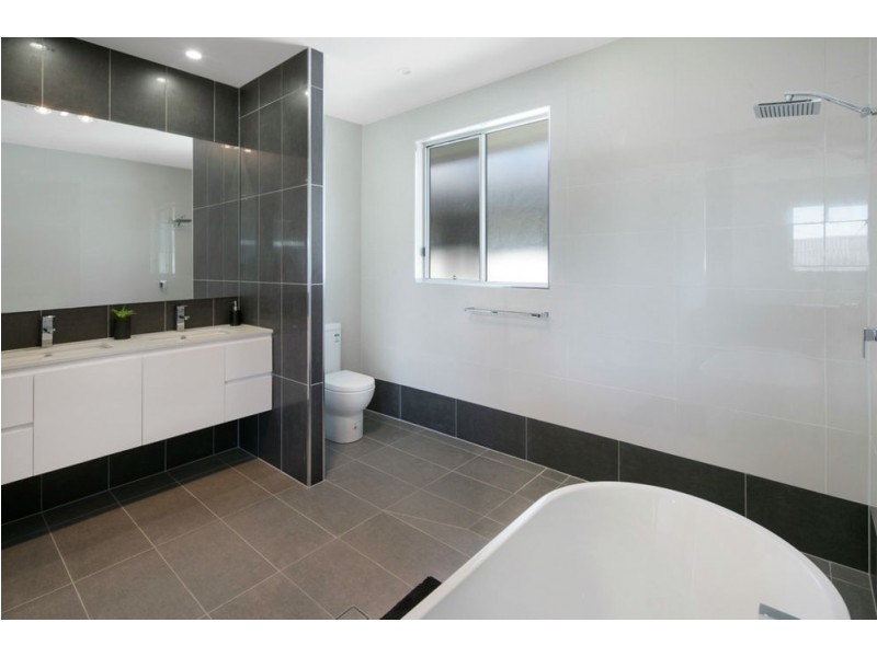 6 Kitchener St, Wynnum QLD 4178