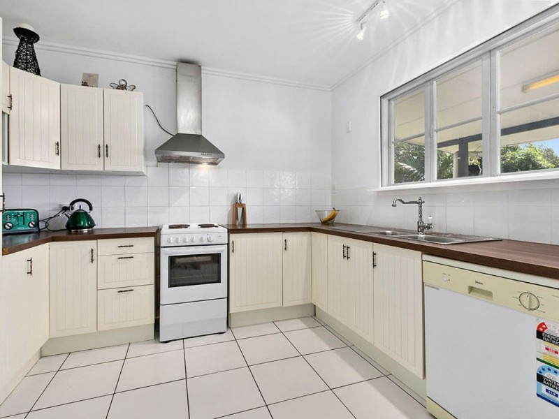 18 Crawford Road, Wynnum West QLD 4178