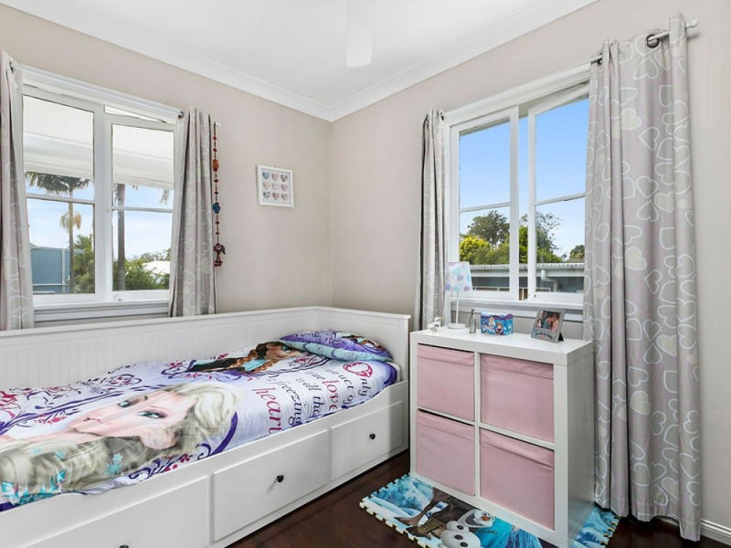 18 Crawford Road, Wynnum West QLD 4178