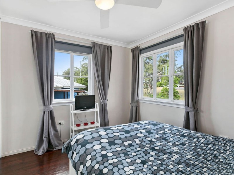 18 Crawford Road, Wynnum West QLD 4178