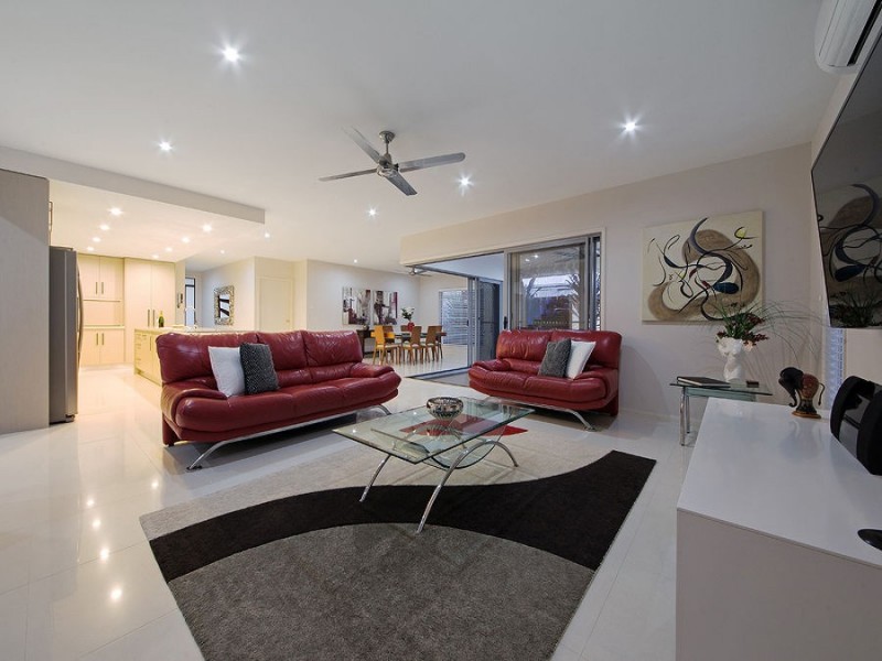 15 Foxwood Cct, Wakerley QLD 4154