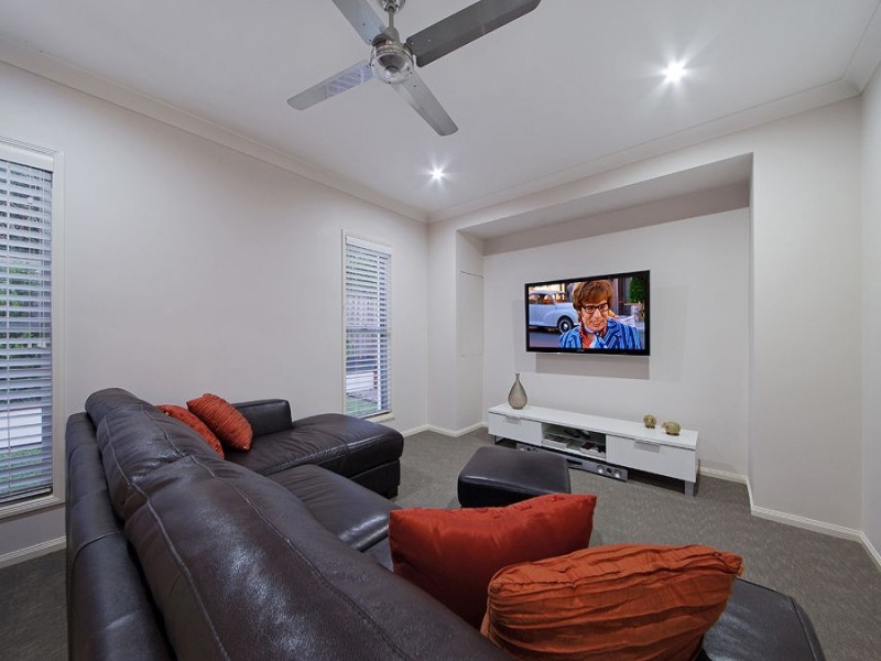 15 Foxwood Cct, Wakerley QLD 4154