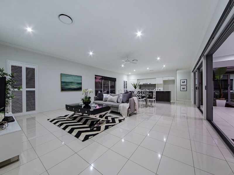 28 Esk Cres, Wakerley QLD 4154
