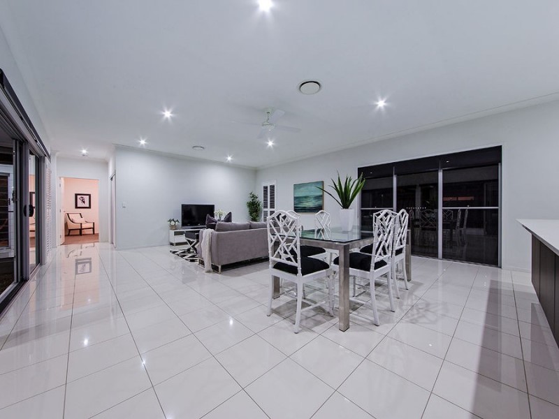 28 Esk Cres, Wakerley QLD 4154