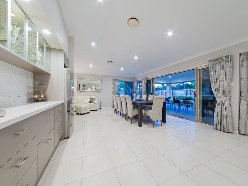5 Sylvateere Cr, Wakerley QLD 4154