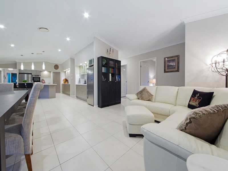 5 Sylvateere Cr, Wakerley QLD 4154