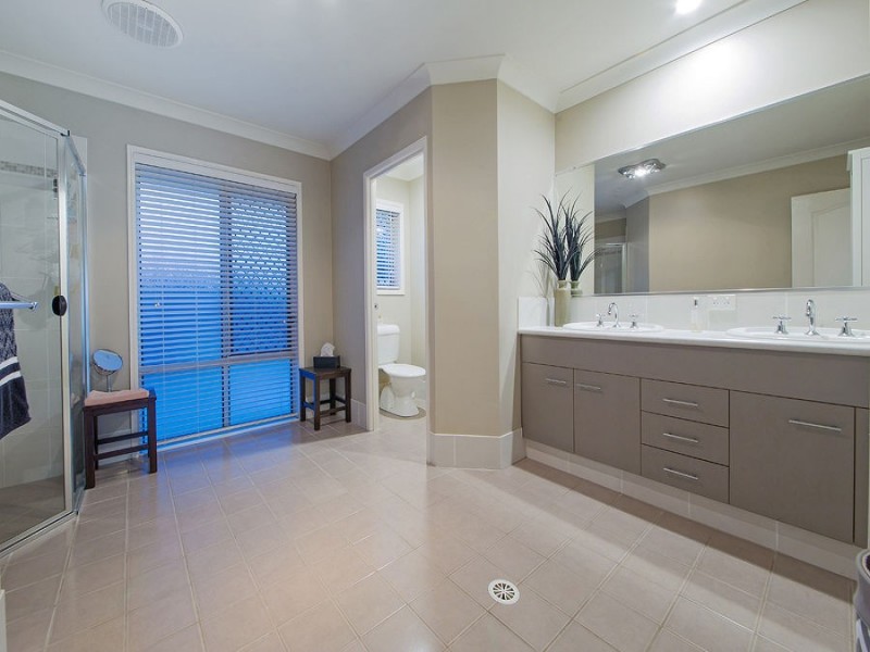 5 Sylvateere Cr, Wakerley QLD 4154