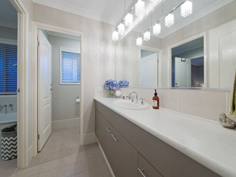 5 Sylvateere Cr, Wakerley QLD 4154