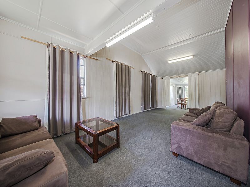 44 Cardigan Pde, Manly QLD 4179