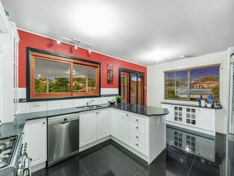 1 Leadale Street, Wynnum West QLD 4178