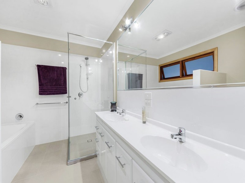 1 Leadale Street, Wynnum West QLD 4178