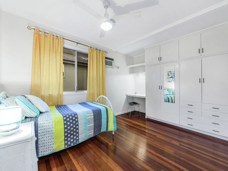 1 Leadale Street, Wynnum West QLD 4178