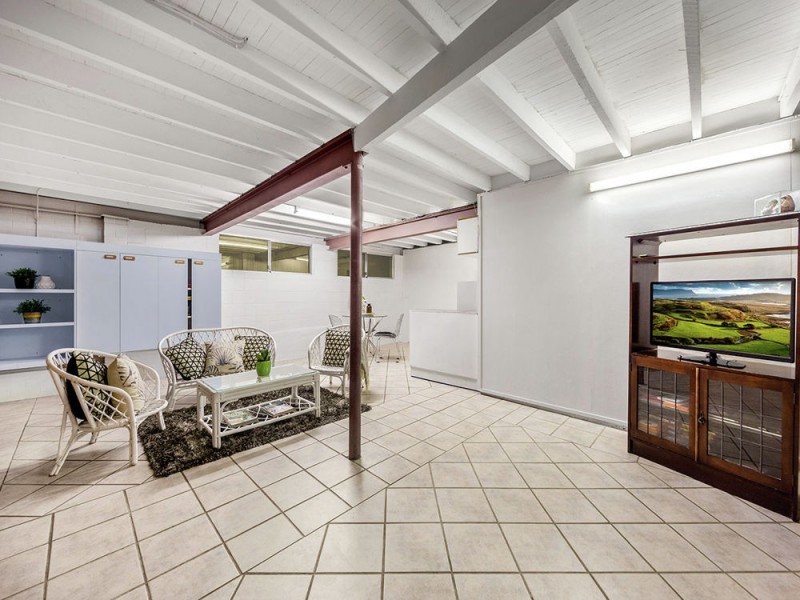 1 Leadale Street, Wynnum West QLD 4178