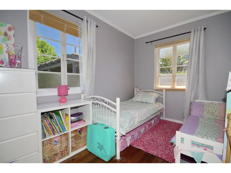 16 Harman Street, Manly QLD 4179