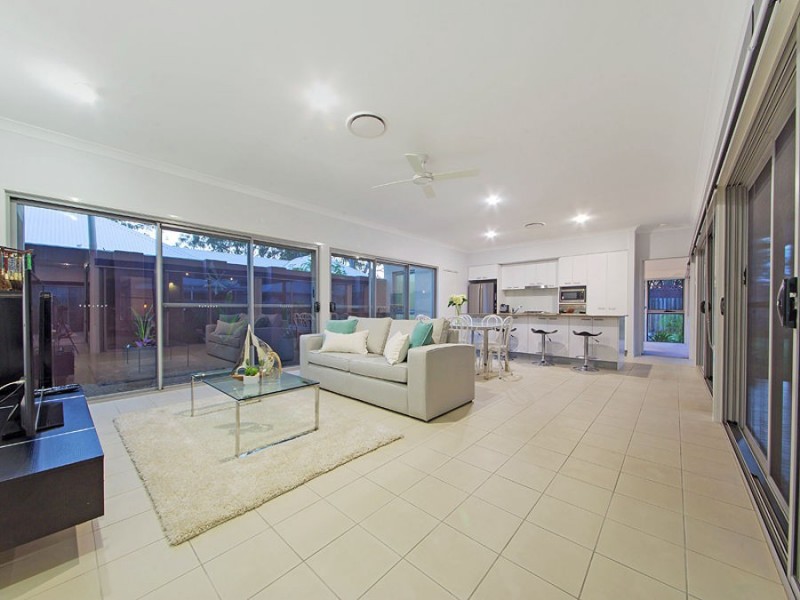 24 Barrington Crescent, Wakerley QLD 4154