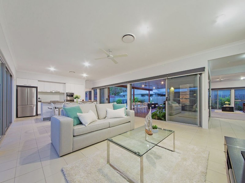 24 Barrington Crescent, Wakerley QLD 4154