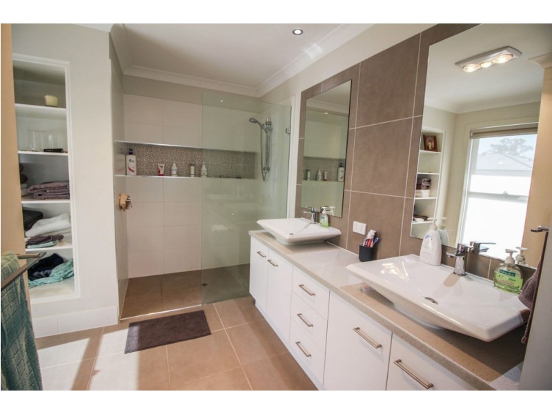 1 Freesia Court, Gumdale QLD 4154