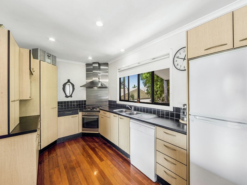 211 Gordon Pde, Manly QLD 4179