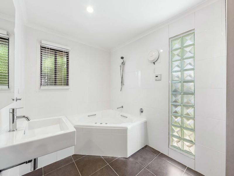 211 Gordon Pde, Manly QLD 4179