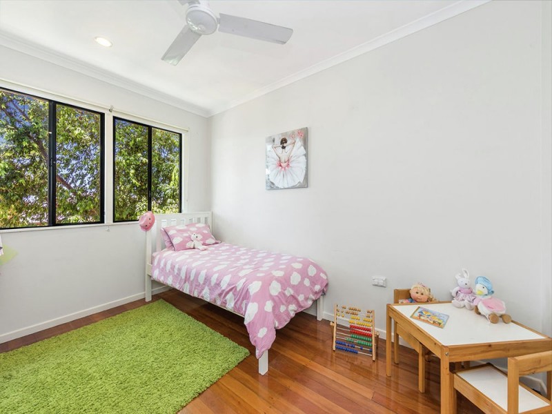 211 Gordon Pde, Manly QLD 4179