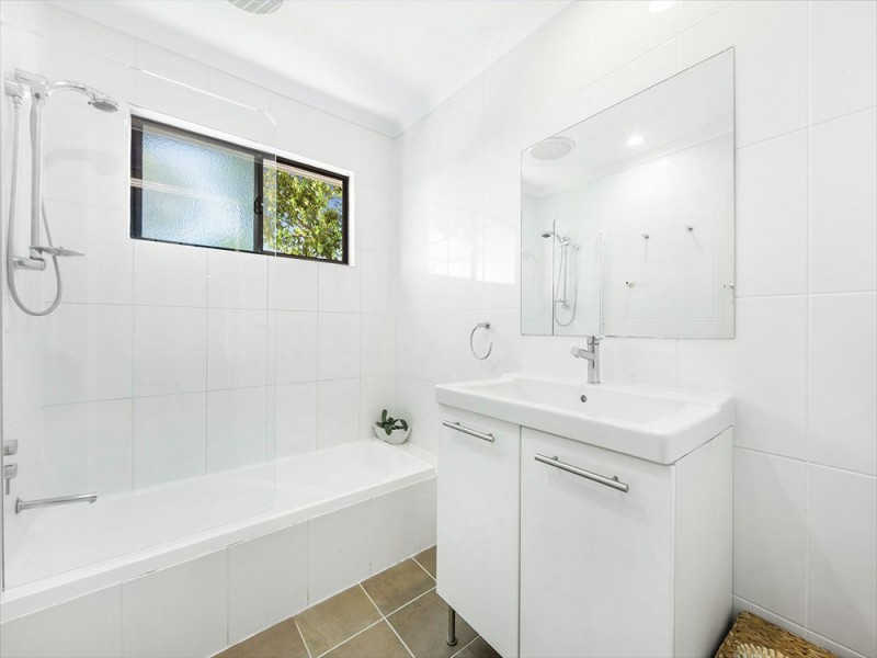 211 Gordon Pde, Manly QLD 4179