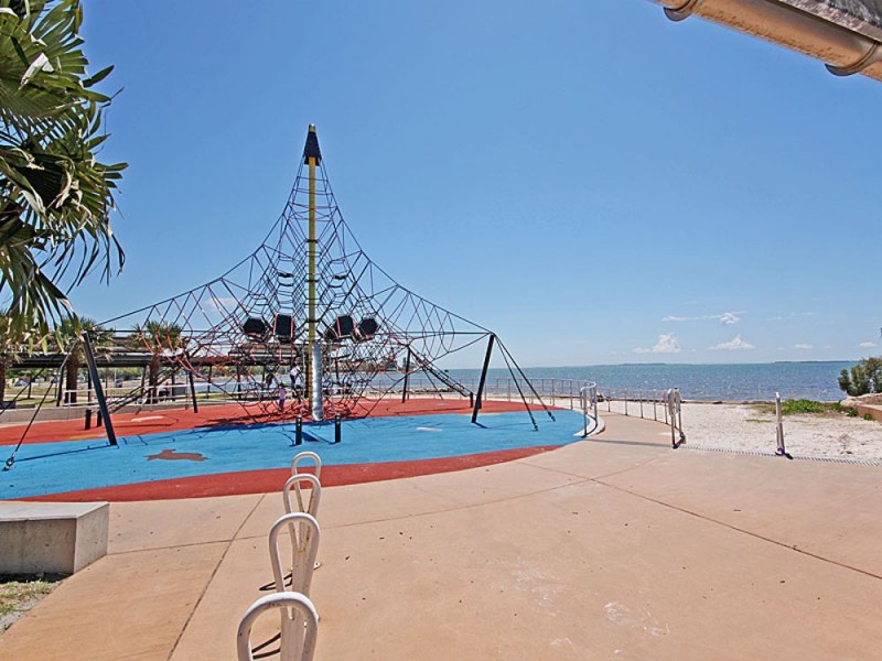 211 Gordon Pde, Manly QLD 4179