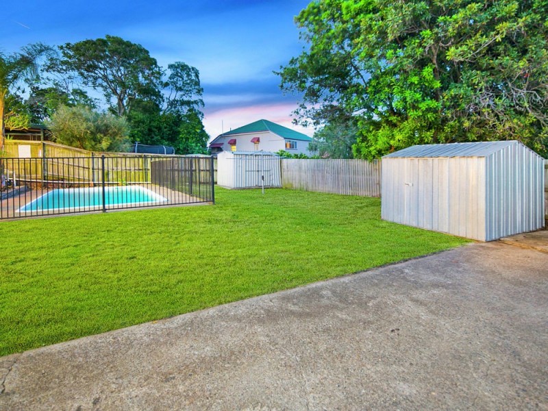 11 Bushing Street, Wynnum West QLD 4178