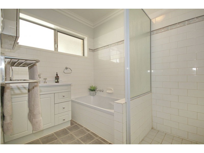 12 Leadale St, Wynnum West QLD 4178