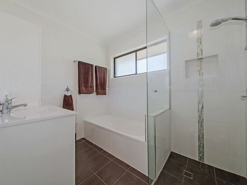 17 Catamaran Street, Manly West QLD 4179