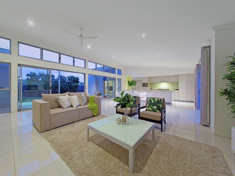 17 Margaret Crescent, Wakerley QLD 4154