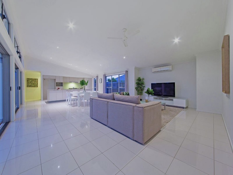 17 Margaret Crescent, Wakerley QLD 4154