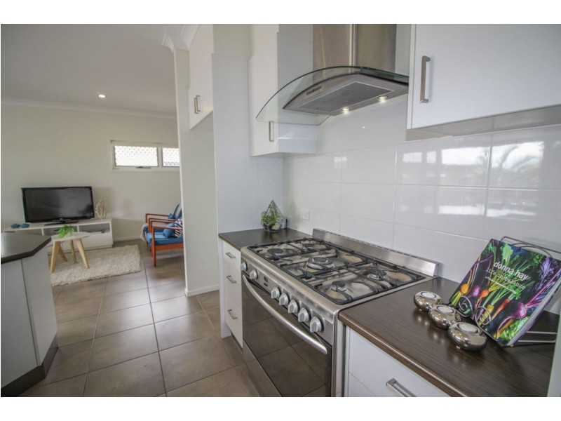 77 Drayton Tce, Wynnum QLD 4178