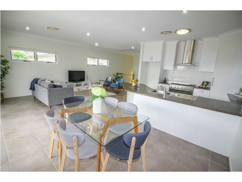 77 Drayton Tce, Wynnum QLD 4178
