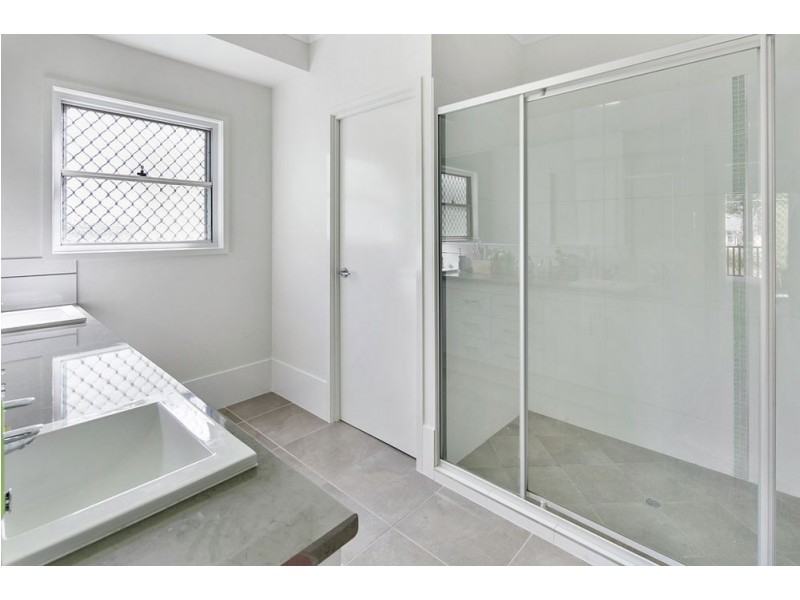 77 Drayton Tce, Wynnum QLD 4178