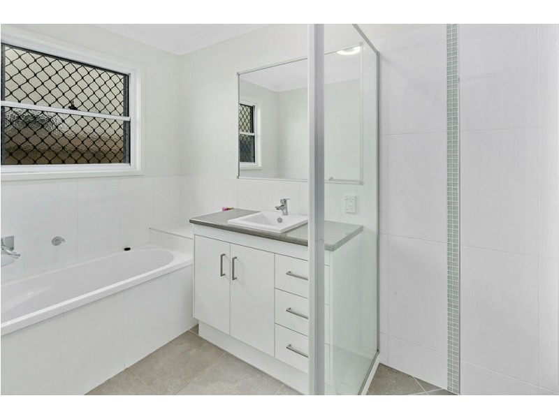 77 Drayton Tce, Wynnum QLD 4178