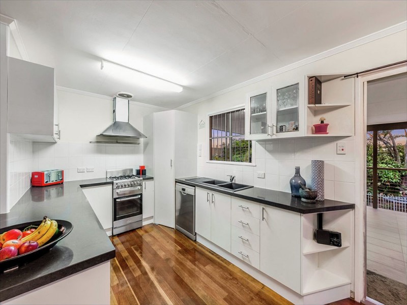 6 Suzanne Street, Wynnum West QLD 4178