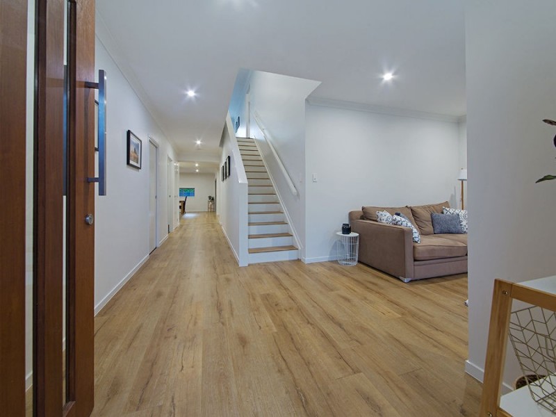 1 Paige Crescent, Wakerley QLD 4154